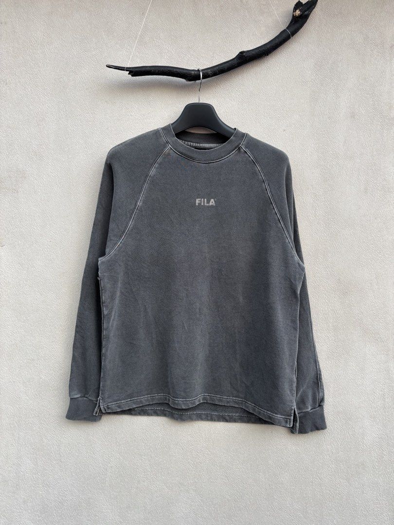 Fila Acid Wash Crewneck (Category: Coats, Jackets and Outerwear) located in Baybay. Submitted by thrift.ed2023 (Listing ID 1470439212, Image 1). Description: Fila Acid Wash Crewneck Large 22x29 No Issue Need Wash Good as New .