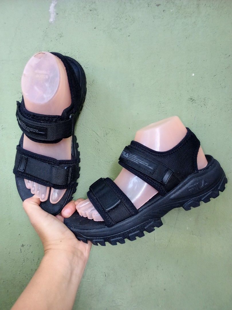 Fila Ray tracer original (Category: Flats & Sandals) located in General Santos City (Dadiangas). Submitted by ukayonlineshoppe (Listing ID 1470477788, Image 1). Description: excellent condition 24cm.