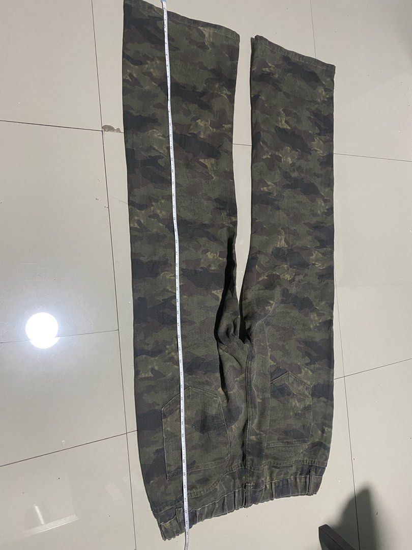 Flared Camo Jeans (Category: Jeans) located in Baguio. Submitted by yunothewizardking (Listing ID 1470472137, Image 3). Description: dimes and issue on pics.