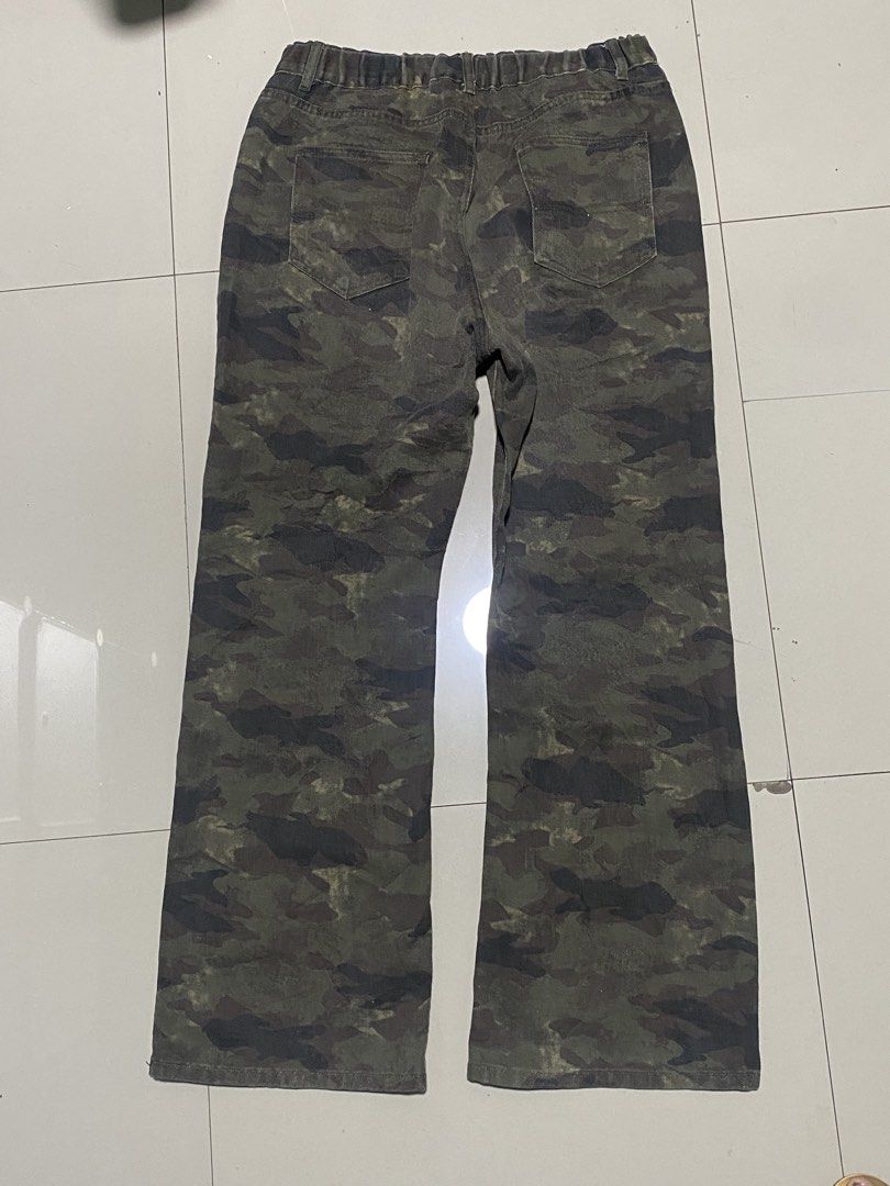 Flared Camo Jeans (Category: Jeans) located in Baguio. Submitted by yunothewizardking (Listing ID 1470472137, Image 2). Description: dimes and issue on pics.