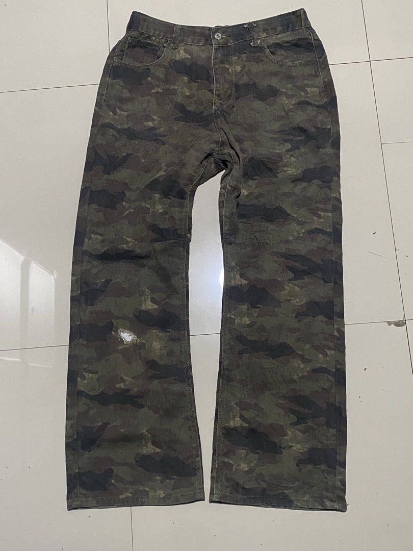 Flared Camo Jeans (Category: Jeans) located in Baguio. Submitted by yunothewizardking (Listing ID 1470472137, Image 1). Description: dimes and issue on pics.