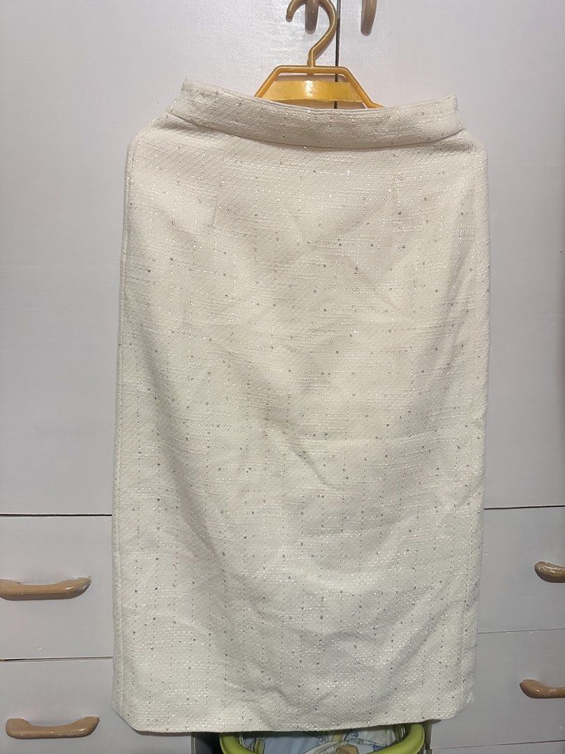 Flat tweed white skirt (Category: Skirts) located in Tandag. Submitted by kawaiispreloved (Listing ID 1470373124, Image 1). Description: Size 27-28 .