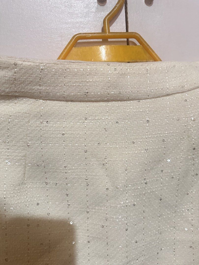 Flat tweed white skirt (Category: Skirts) located in Tandag. Submitted by kawaiispreloved (Listing ID 1470373124, Image 2). Description: Size 27-28 .