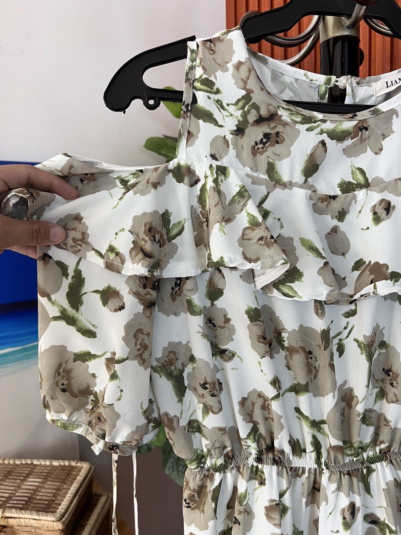 Floral Bakuna Dress (Category: Dresses) located in San Pablo. Submitted by lamujer_stonewareph (Listing ID 1470409203, Image 2). Description: Medium Below the knee Garterized waistline VGC.