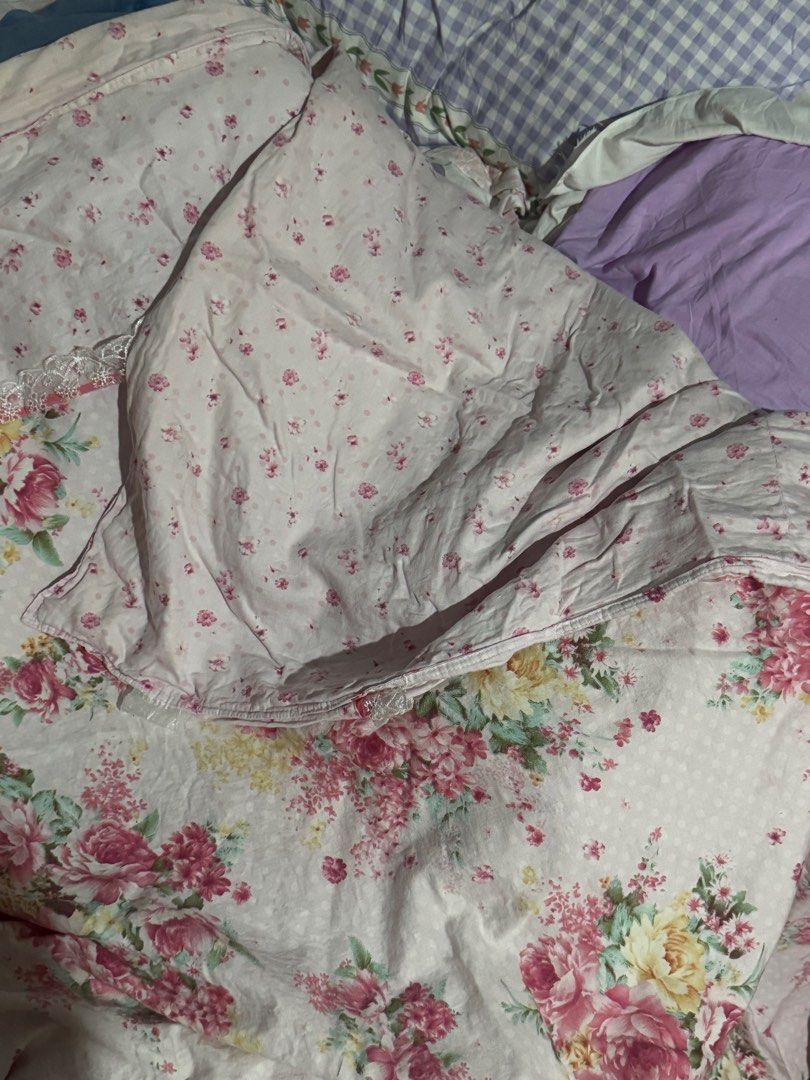 FLORAL DUVET COVER (Category: Bedding & Towels) located in Caloocan City. Submitted by ravihannaa (Listing ID 1470501765, Image 2). Description: Negotiable.