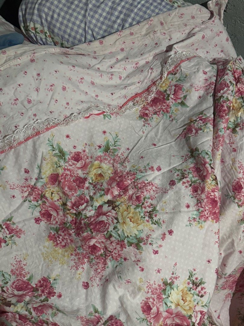 FLORAL DUVET COVER (Category: Bedding & Towels) located in Caloocan City. Submitted by ravihannaa (Listing ID 1470501765, Image 1). Description: Negotiable.