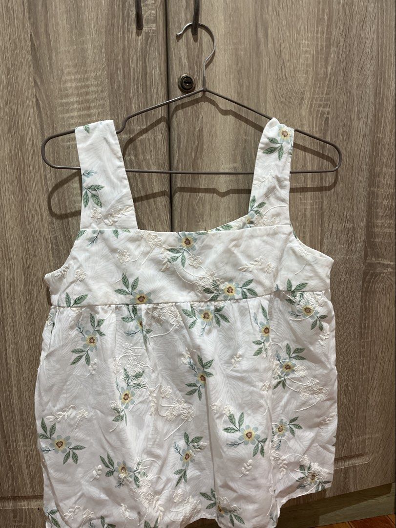 Floral top (MEDIUM) (Category: Others Tops) located in Cauayan City . Submitted by declutterdarling (Listing ID 1470465592, Image 1). Description: Size: M.