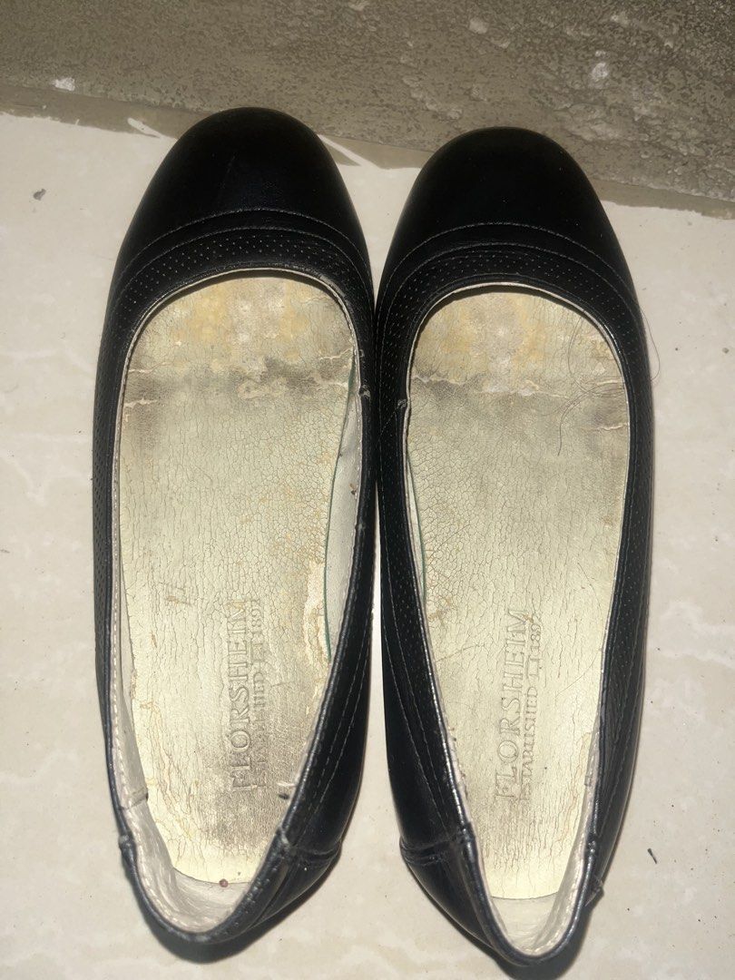 Florsheim Black Leather Flats (Category: Babies & Kids Fashion) located in Manila. Submitted by smart.beautiful08 (Listing ID 1470372227, Image 1). Description: - Brand: Florsheim - Color: Black - Material: Genuine leather outer (intact and looks great) - Style: Slip-on flats with round toe and cute perforated trim - Condition Note: insole discolored but clean - Perfect as a comfy, budget-friendly everyday pair - size 31 school shoes .