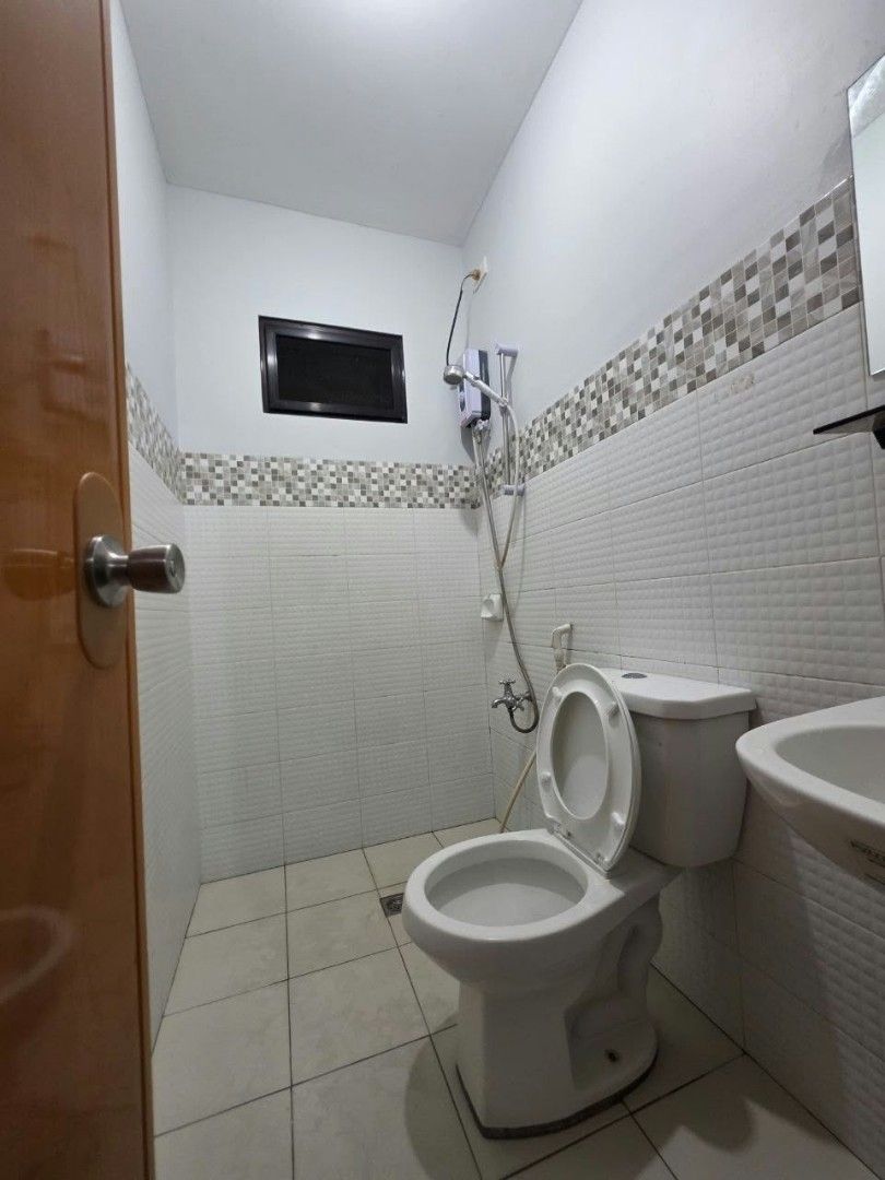 FOR RENT (Category: Townhouse) located in Manila. Submitted by sky63765 (Listing ID 1470509811, Image 3). Description: 🏡 HOUSE FOR RENT | T1 MULTINATIONAL VILLAGE 📍 Location: Parañaque City ✨ PROPERTY DETAILS: • 2-Storey House • 3 Bedrooms • 3 Bathrooms • 1-Car Garage • Semi-Furnished • Corner House 💰 Monthly Rent: ₱40,000 📩 Message us for more details and to schedule a viewing!.