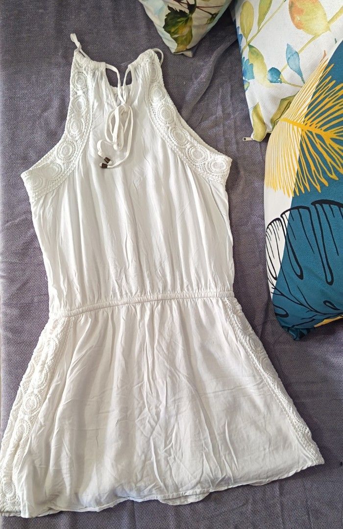 Forever21 (Category: Dresses) located in Cavite. Submitted by vin2za06 (Listing ID 1470433049, Image 3). Description: This white sleeveless mini playsuit is the forever 21 in off-white.