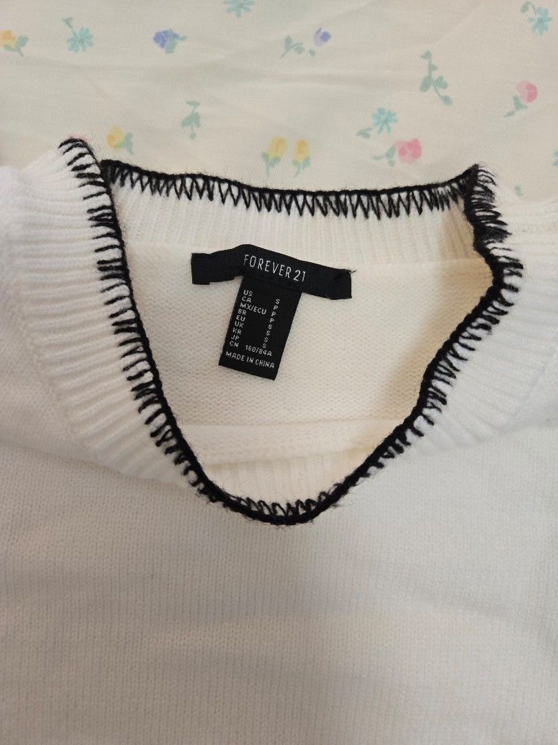 Forever21 knitted crop top ruffle sleeve (Category: Blouses) located in Manila. Submitted by chocomoose (Listing ID 1470383610, Image 2). Description: Like new. No flaw..no stain. Knitted material can stretch can fit XS Crop top.