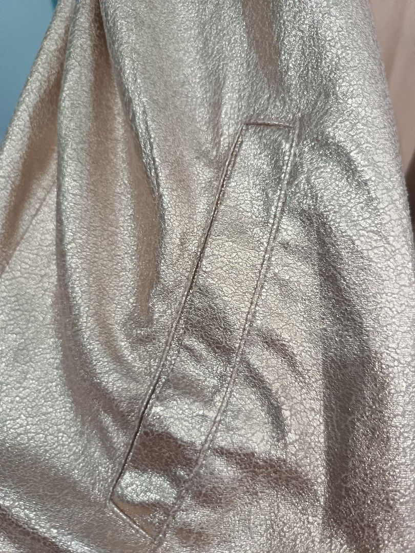Forever 21 (Category: Coats, Jackets and Outerwear) located in Cavite. Submitted by vin2za06 (Listing ID 1470385677, Image 3). Description: This is a Forever 21 metallic gold bomber jacket featuring a front zip closure, side pockets, and ribbed knit trim on the collar, cuffs, and hem..