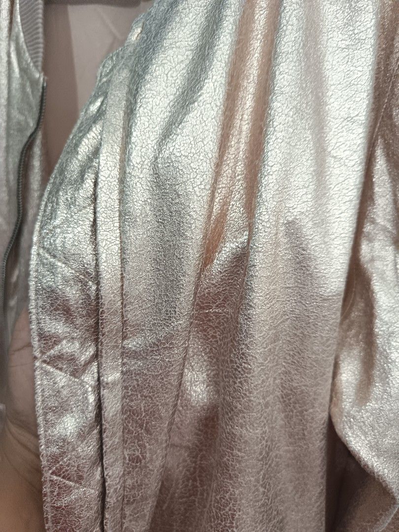 Forever 21 (Category: Coats, Jackets and Outerwear) located in Cavite. Submitted by vin2za06 (Listing ID 1470385677, Image 2). Description: This is a Forever 21 metallic gold bomber jacket featuring a front zip closure, side pockets, and ribbed knit trim on the collar, cuffs, and hem..