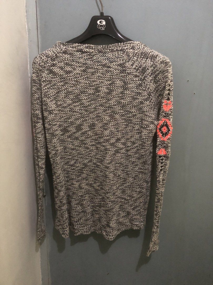 Forever 21 Aztec Print Knit Sweater Grey Size S (Category: Longsleeves) located in Quezon City. Submitted by unique2shop (Listing ID 1470404324, Image 3). Description: - Brand: Forever 21 - Size: S (tag attached inside collar) - Color: Grey, white, with black and neon pink Aztec diamond pattern - Style: Crew neckline, long sleeves, regular fit - Material: Textured knit fabric - Condition: Clean, no flaws noticed - MOP. GCASH - DELIVERY. GRAB - SH