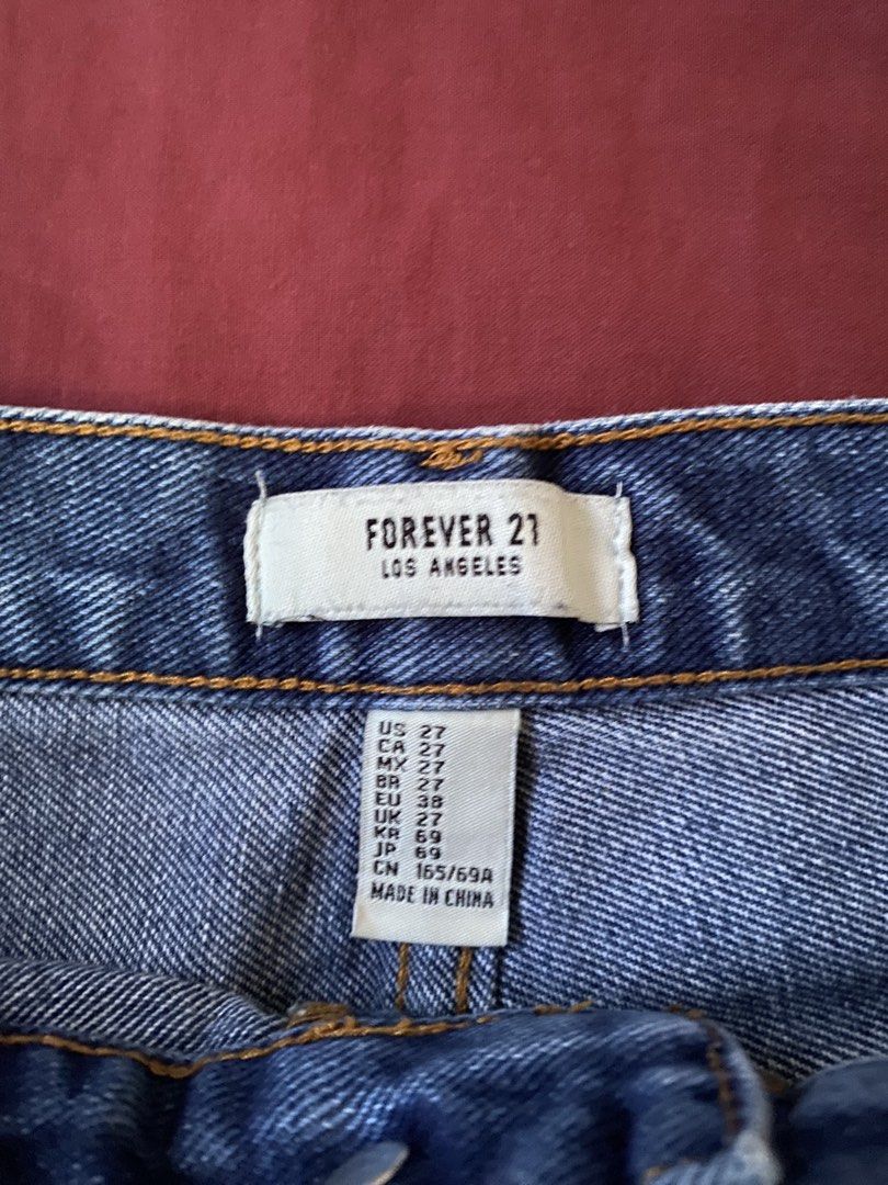 Forever 21 Cuffed Denim Shorts (Category: Shorts) located in Manila. Submitted by love_mami (Listing ID 1470439586, Image 2). Description: - Brand: Forever 21 - Conditions: 9-10 used twice malutong pa - Color: Dark blue denim - Size: 27-28 waist - Details: Rolled cuffs, classic five-pocket design, belt loops, button and zip fly closure - Origin: Made in China.