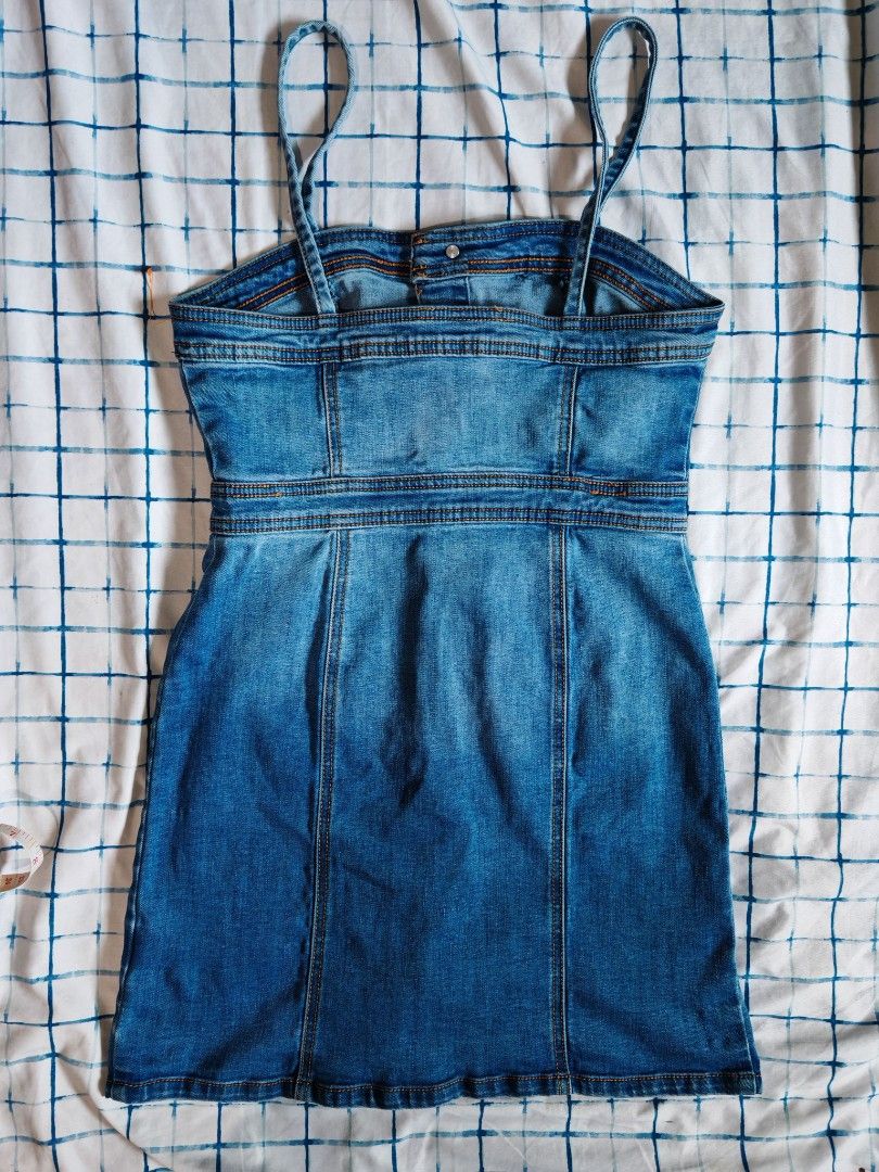 Forever 21 Denim Dress Size S (Category: Dresses) located in Paranaque City. Submitted by MLandCobyApple (Listing ID 1470374495, Image 2). Description: - Brand: Forever 21 - Size: S - Wash: Medium blue denim - Style: Sleeveless with thin straps and structured fit - Details: Front button closure with metallic hardware, contrast stitching - Pockets: Two chest pockets and two front pockets - Never worn - Origin: Made in China.