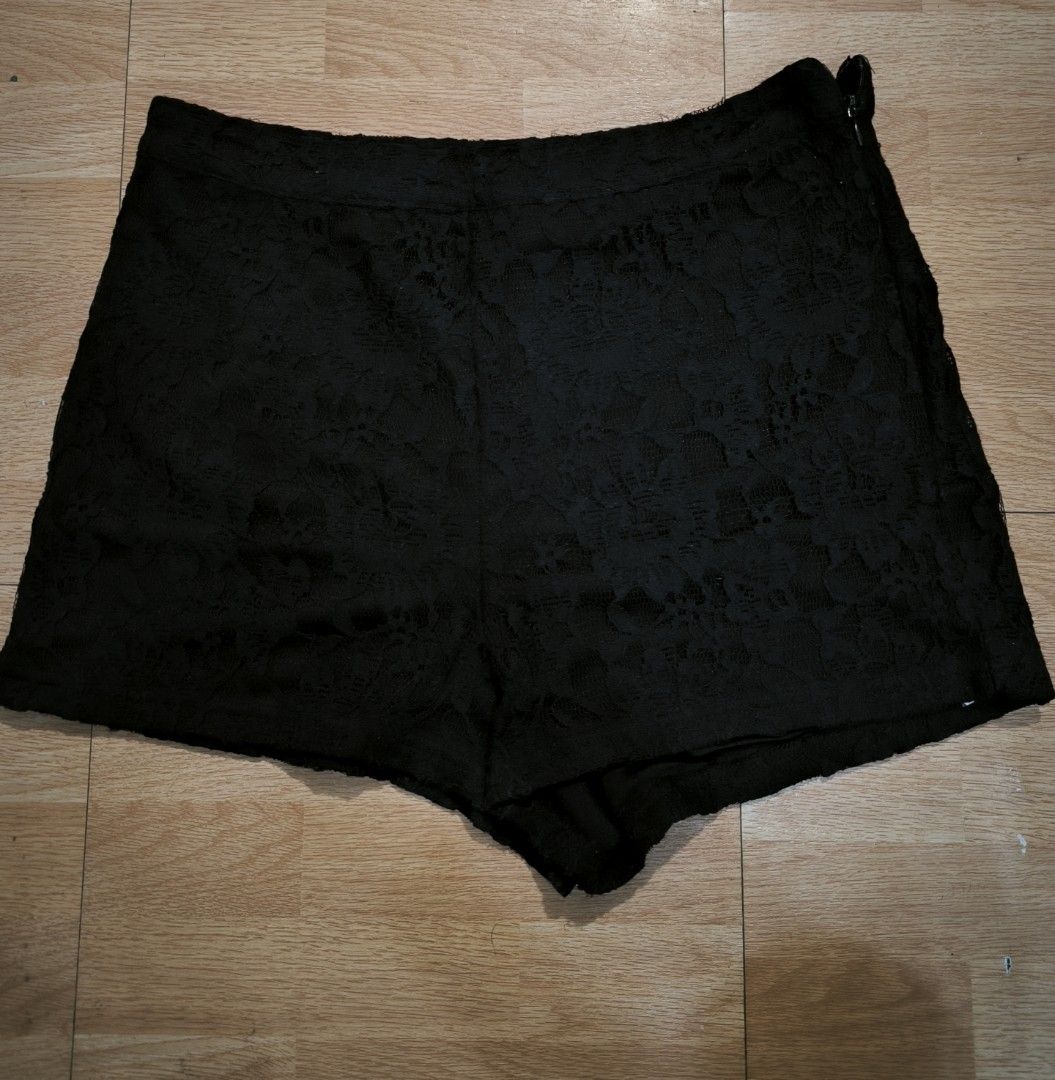 Forever 21 short (Category: Shorts) located in Manila. Submitted by wearforce (Listing ID 1470475153, Image 2). Description: Forever 21 short color: black fit: small color rate 9/10 in good condition 100 + sf.
