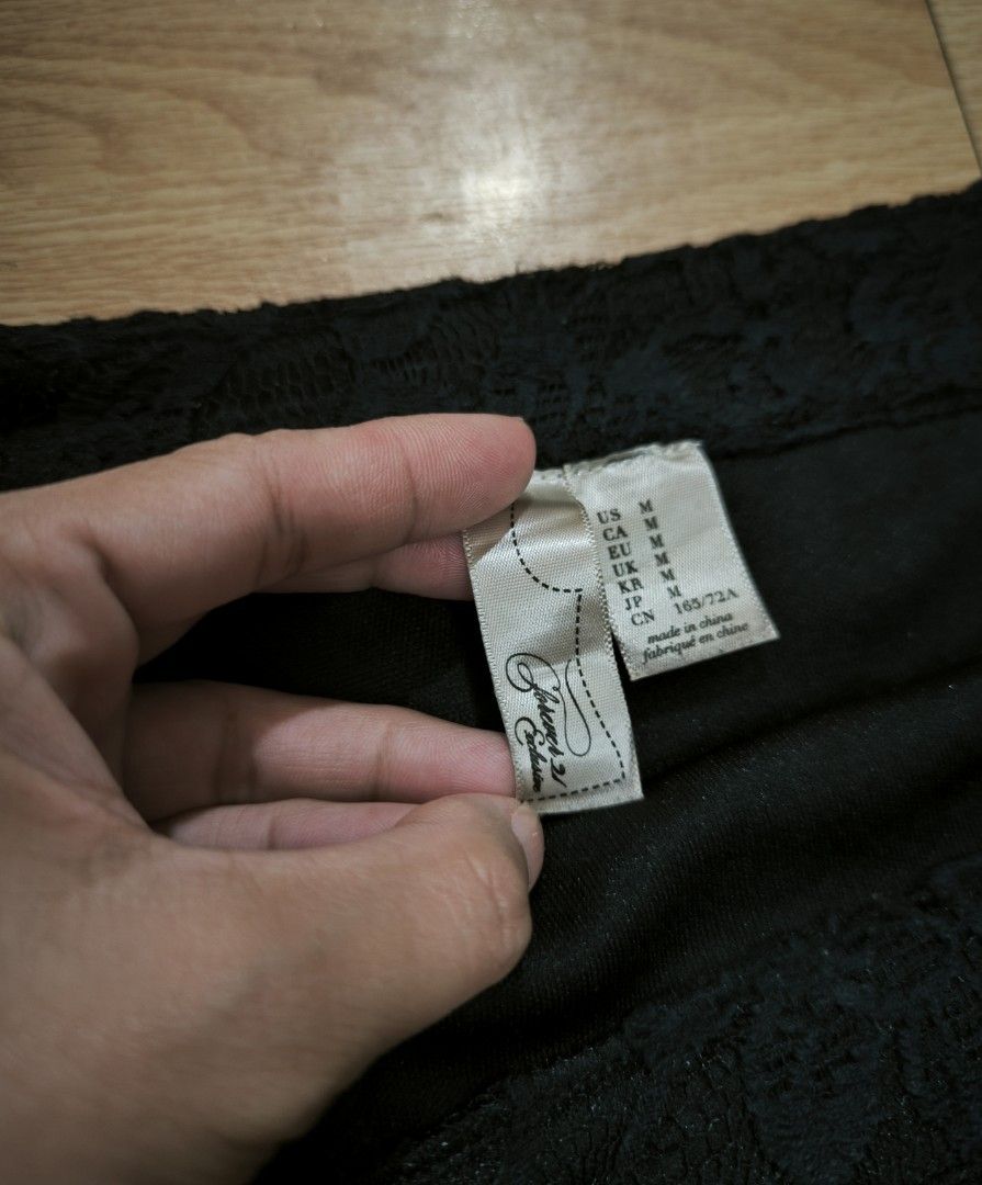Forever 21 short (Category: Shorts) located in Manila. Submitted by wearforce (Listing ID 1470475153, Image 1). Description: Forever 21 short color: black fit: small color rate 9/10 in good condition 100 + sf.