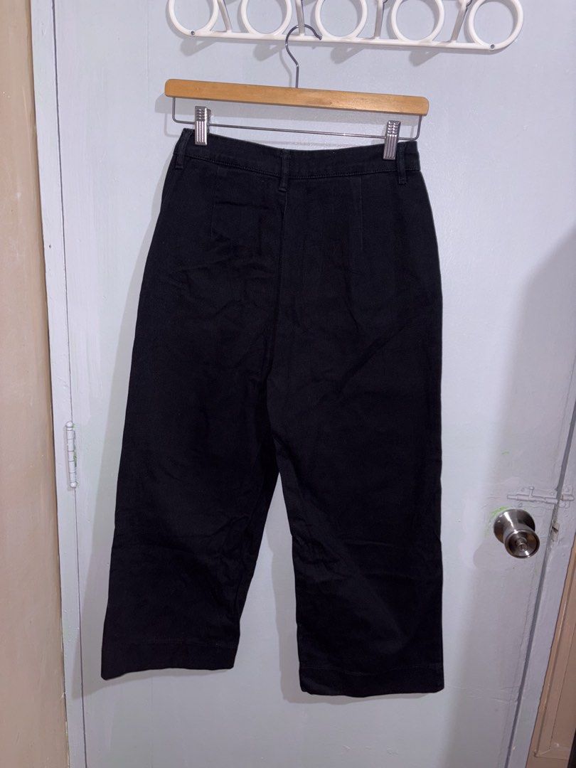 Forme Black Cropped Pants Size XS (Category: Jeans) located in Manila. Submitted by margascloset_ (Listing ID 1470492158, Image 3). Description: - Size: XS (EUR 34) - Color: Solid Black - Fit: Straight-leg cropped pants - Condition: Good, clean with no flaws .