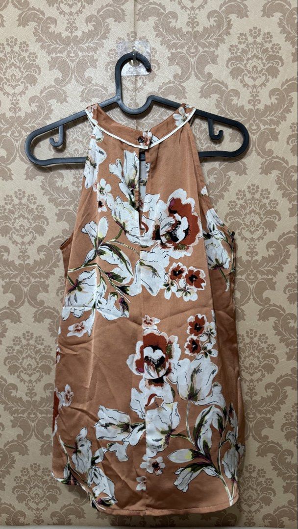 Forme Floral Print Halter Neck Blouse Size M (Category: Blouses) located in San Pedro. Submitted by abbbnnn (Listing ID 1470413550, Image 2). Description: - Brand: Forme - Style: Halter neck blouse with back button closure - Design: Dusty orange with a large white floral pattern - Material: Smooth, satin-like fabric - Size: M / EUR 38 / UK 10.