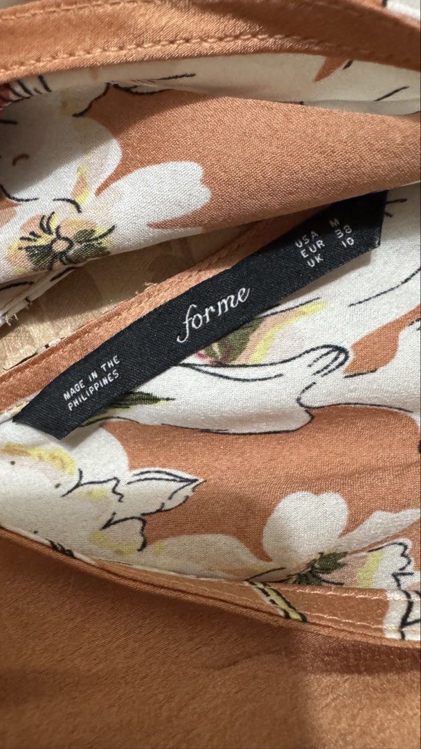 Forme Floral Print Halter Neck Blouse Size M (Category: Blouses) located in San Pedro. Submitted by abbbnnn (Listing ID 1470413550, Image 3). Description: - Brand: Forme - Style: Halter neck blouse with back button closure - Design: Dusty orange with a large white floral pattern - Material: Smooth, satin-like fabric - Size: M / EUR 38 / UK 10.