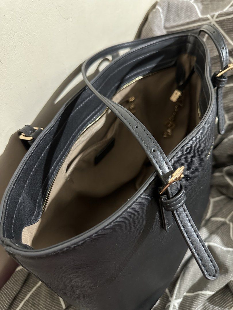 FS! Mumu Select Large Capacity Leather Totebag (Category: Luxury Bags & Wallets) located in Manila. Submitted by faebbles (Listing ID 1470524610, Image 3). Description: item is in good condition. all zippers are working perfectly fine. no damage or flaws. what you see is what you get. dm me if ineterested!.