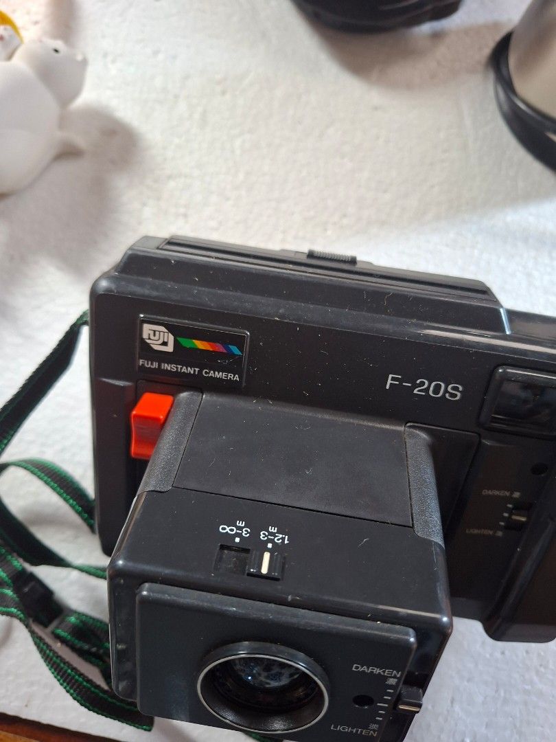 FUJIFIL F-20S (Category: Cameras) located in Baguio. Submitted by meganmeganv (Listing ID 1470408035, Image 3). Description: Tumutunog pa naman pag inon, may lumabas na film nung na click yung shutter. As is.