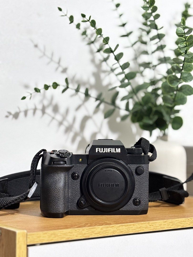 FUJIFILM X-H2 COMPLETE SETUP (Category: Cameras) located in Taguig. Submitted by kdfinds07 (Listing ID 1470492028, Image 1). Description: 📸 FOR SALE: FUJIFILM X-H2 COMPLETE SETUP Selling Fujifilm X-H2, purchased Last year (HenryCameraPH),together with a complete set of lenses and accessories. 📦 INCLUSIONS: • Fujifilm X-H2 Camera Body with XF 16-80mm Kit Lens (Php 153,990) • SanDisk 64GB SD Card (Freebie) • Type-C Charger (Freebie) • Camera Bag 