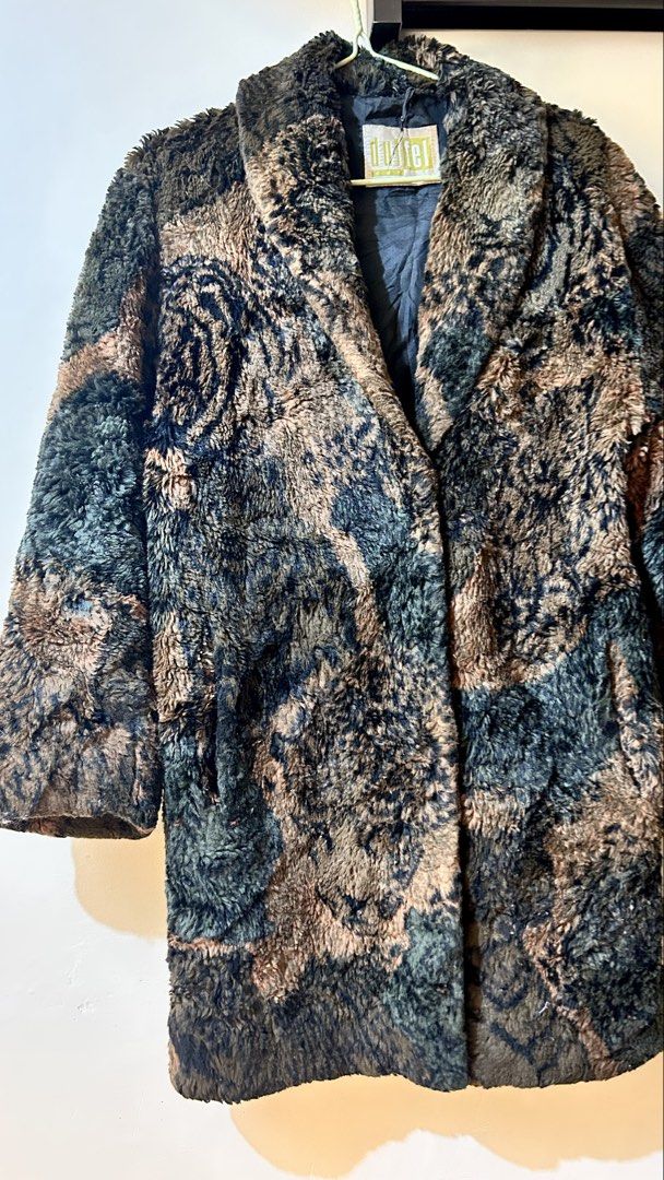 fur jacket tiger leopard (Category: Coats, Jackets and Outerwear) located in Cavite. Submitted by mr.gb4h (Listing ID 1470540036, Image 2). Description: vintage tiger leopard fur long coat size medium to large.