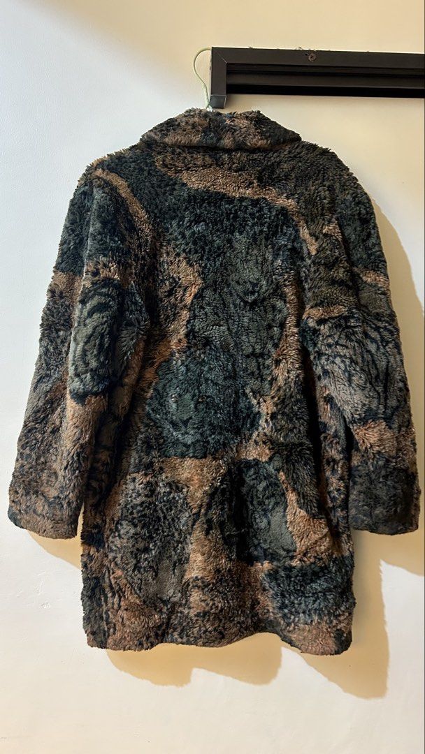 fur jacket tiger leopard (Category: Coats, Jackets and Outerwear) located in Cavite. Submitted by mr.gb4h (Listing ID 1470540036, Image 3). Description: vintage tiger leopard fur long coat size medium to large.
