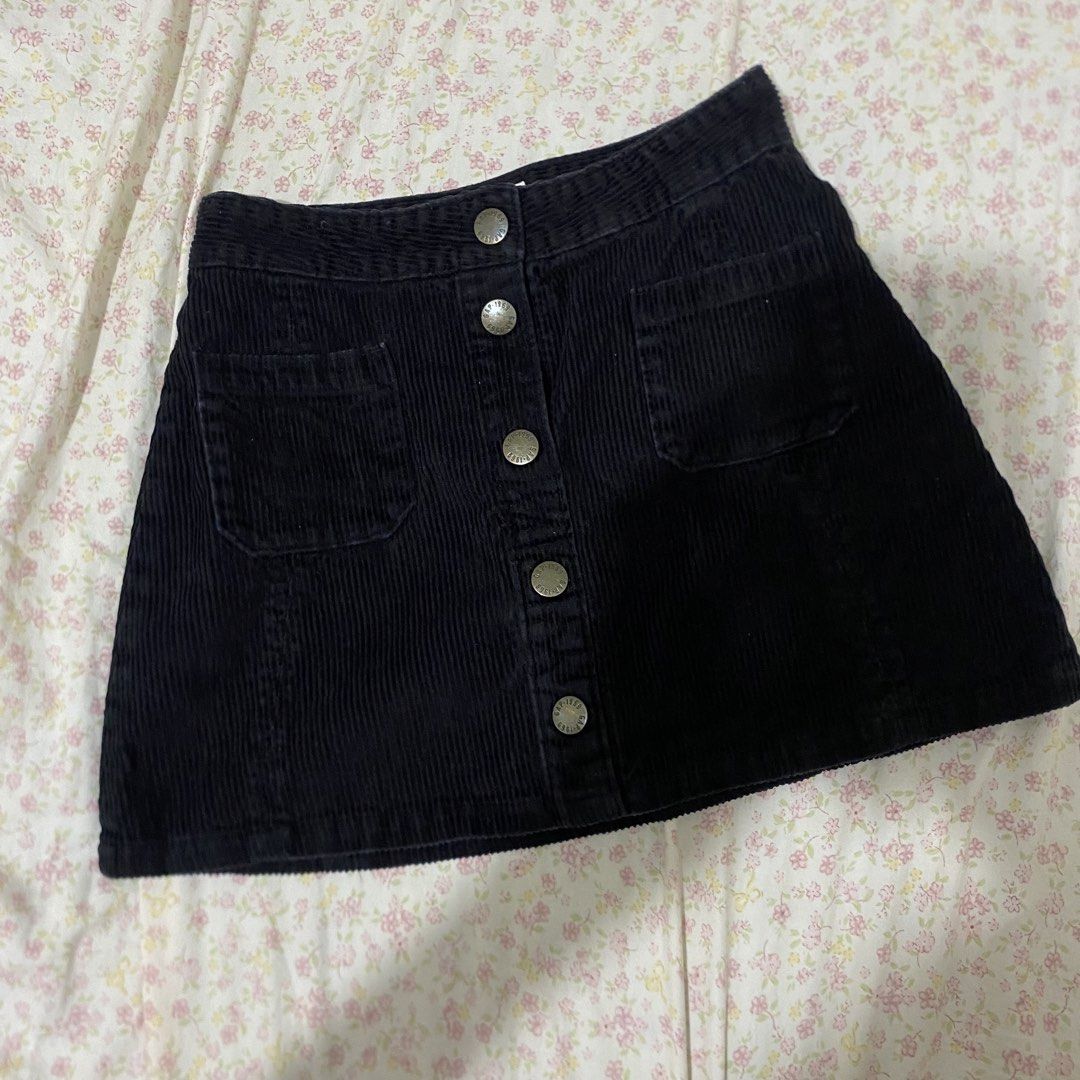Gap black corduroy button-front mini skirt (Category: Skirts) located in Davao. Submitted by hercloset.dvo (Listing ID 1470475884, Image 1). Description: - Brand: Gap - Color: Black (Dark neutral, goes with everything) - Material: Textured corduroy fabric - Fit: High waist, short length - Closure: Front button-up with 5 metallic buttons - Pockets: Two front patch pockets - Style: Versatile and easy to pair for casual outings or cool weather looks