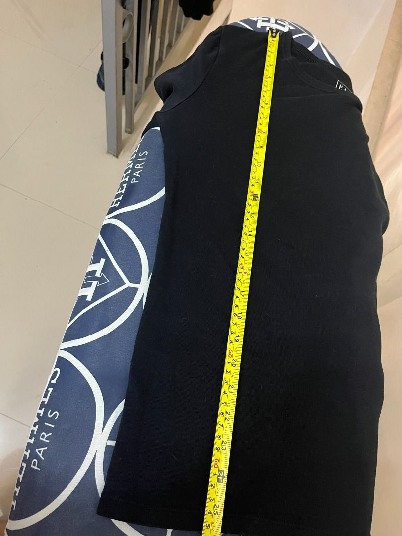 Gap Black Long Sleeve Crew Neck Tee, Size M Tall (Plain Basic / Layering Top) (Category: Tshirts & Polo Shirts ) located in Nagcarlan. Submitted by freshfrompast (Listing ID 1470493232, Image 2). Description: Gap long sleeve shirt in solid black with a classic crew neck. A clean, minimal basic that works on its own or as a layering piece under jackets and sweaters. Soft, stretchy ribbed-style knit with a slim, fitted cut..