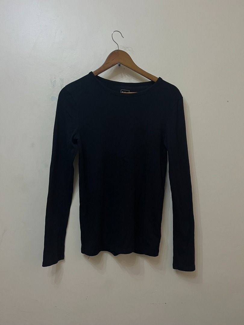 Gap Black Long Sleeve Crew Neck Tee, Size M Tall (Plain Basic / Layering Top) (Category: Tshirts & Polo Shirts ) located in Nagcarlan. Submitted by freshfrompast (Listing ID 1470493232, Image 1). Description: Gap long sleeve shirt in solid black with a classic crew neck. A clean, minimal basic that works on its own or as a layering piece under jackets and sweaters. Soft, stretchy ribbed-style knit with a slim, fitted cut..