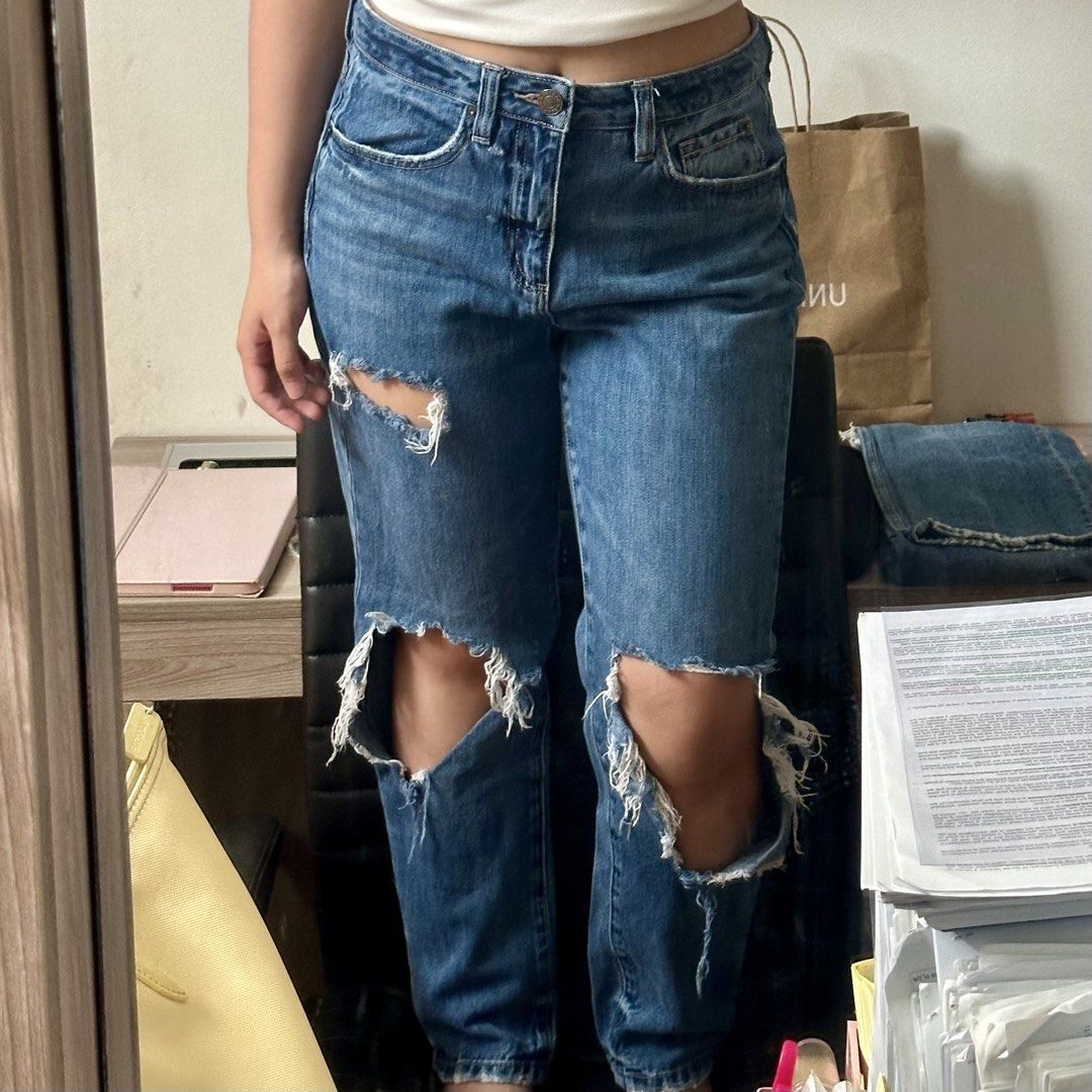 GARAGE medium-wash distressed mom jeans (Category: Jeans) located in Cainta. Submitted by yayitsianm (Listing ID 1470395774, Image 3). Description: .