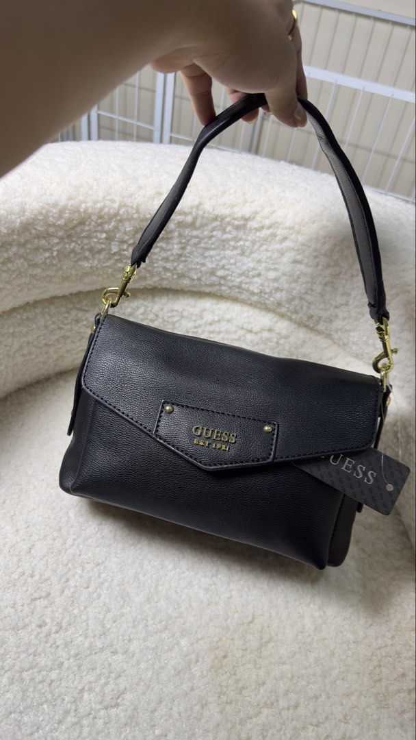 Güess Bag (Category: Shoulder Bags) located in Binmaley. Submitted by amayscollections (Listing ID 1470360891, Image 2). Description: Orig MPO Güess Bag for only ₱799+sf payment first ₱869+sf cash on delivery.