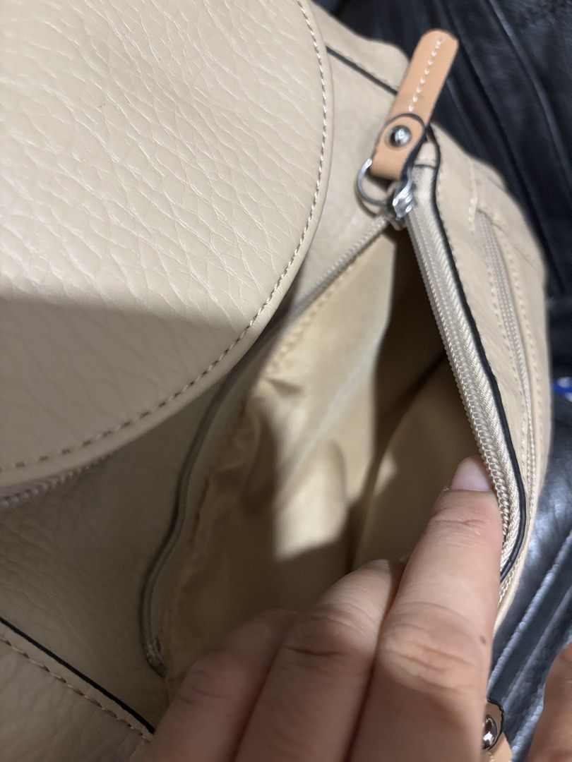 GIANI BERNINI (Category: Backpacks) located in Pili. Submitted by readysetthrift (Listing ID 1470351551, Image 3). Description: .