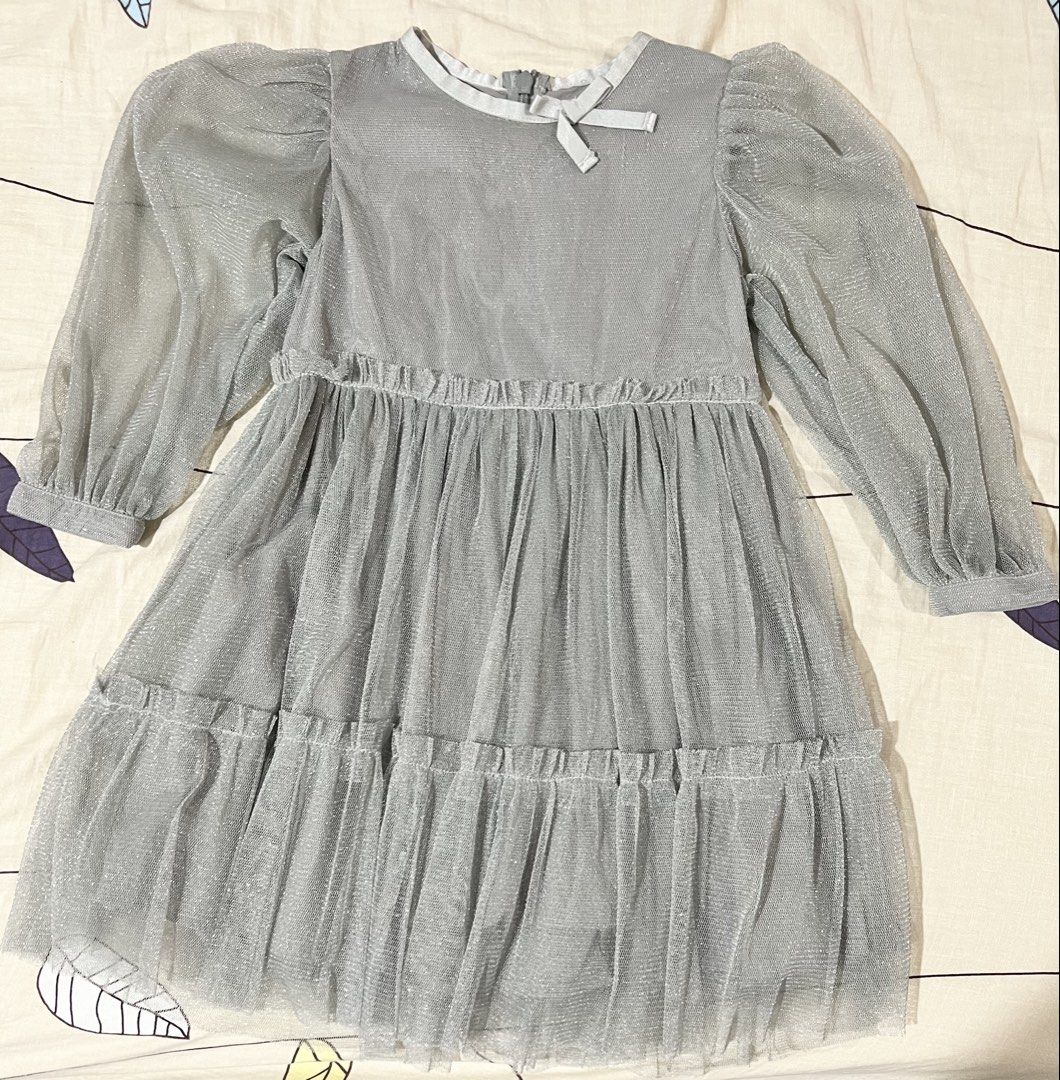 Gingersnaps Grey Tulle Dress (Category: Babies & Kids Fashion) located in Makati City. Submitted by tinkrbelle (Listing ID 1470395323, Image 1). Description: - Brand: Gingersnaps - Size: 6 - Color: Grey with sparkle - Features: Long sheer puff sleeves, back zipper, and a small neck bow - Condition: Excellent, worn a couple of times with no stains or tears *payment thru gcash *delivery fee c/o buyer Thank you.