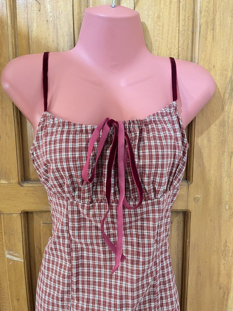 Gingham Sleeveless Mini Dress (Category: Dresses) located in Cabanatuan. Submitted by winx_closeth (Listing ID 1470411468, Image 1). Description: Reddish Brown W/ side zipper Flaw: natatabingi yong strap, since iisang ribbon lang ang straps & ribbon sa bust. Can be adjusted naman Perfect for bigger bust.