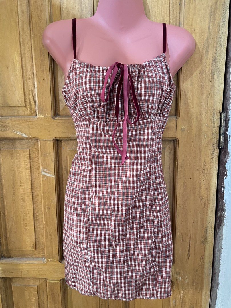 Gingham Sleeveless Mini Dress (Category: Dresses) located in Cabanatuan. Submitted by winx_closeth (Listing ID 1470411468, Image 2). Description: Reddish Brown W/ side zipper Flaw: natatabingi yong strap, since iisang ribbon lang ang straps & ribbon sa bust. Can be adjusted naman Perfect for bigger bust.