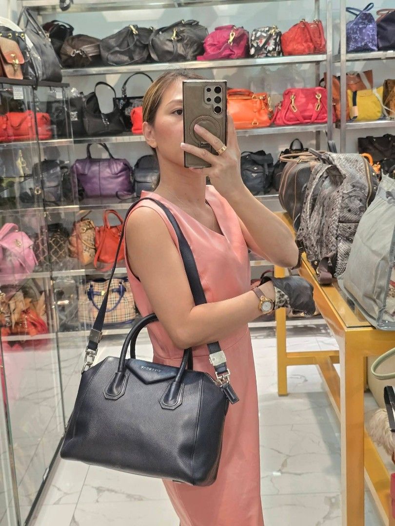 Givenchy Antigona Bag Authentic💯💯 (Category: Shoulder Bags) located in Davao. Submitted by SecondhandItems97 (Listing ID 1470451763, Image 2). Description: Small size Includes generic dustbag.