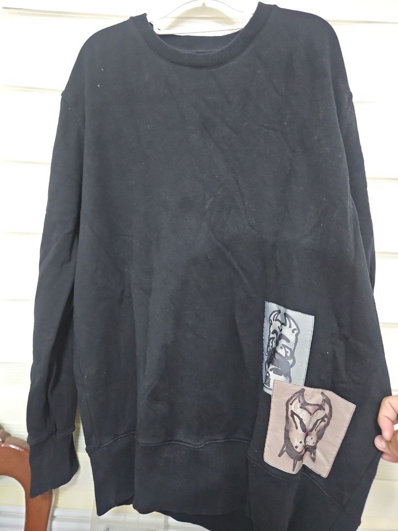 Givenchy Black Graphic Print Sweatshirt Size L (Category: Coats, Jackets and Outerwear) located in Santa Maria. Submitted by rommelmateo (Listing ID 1470531675, Image 1). Description: - Brand: Givenchy - Color: Black - Size: Large (180/100A) - Material: 100% Cotton - Design: Unique stitched patch graphics on upper chest - Details: Ribbed crew neck, cuffs, and hem - Authenticity: Standard interior brand tags and care labels intact.