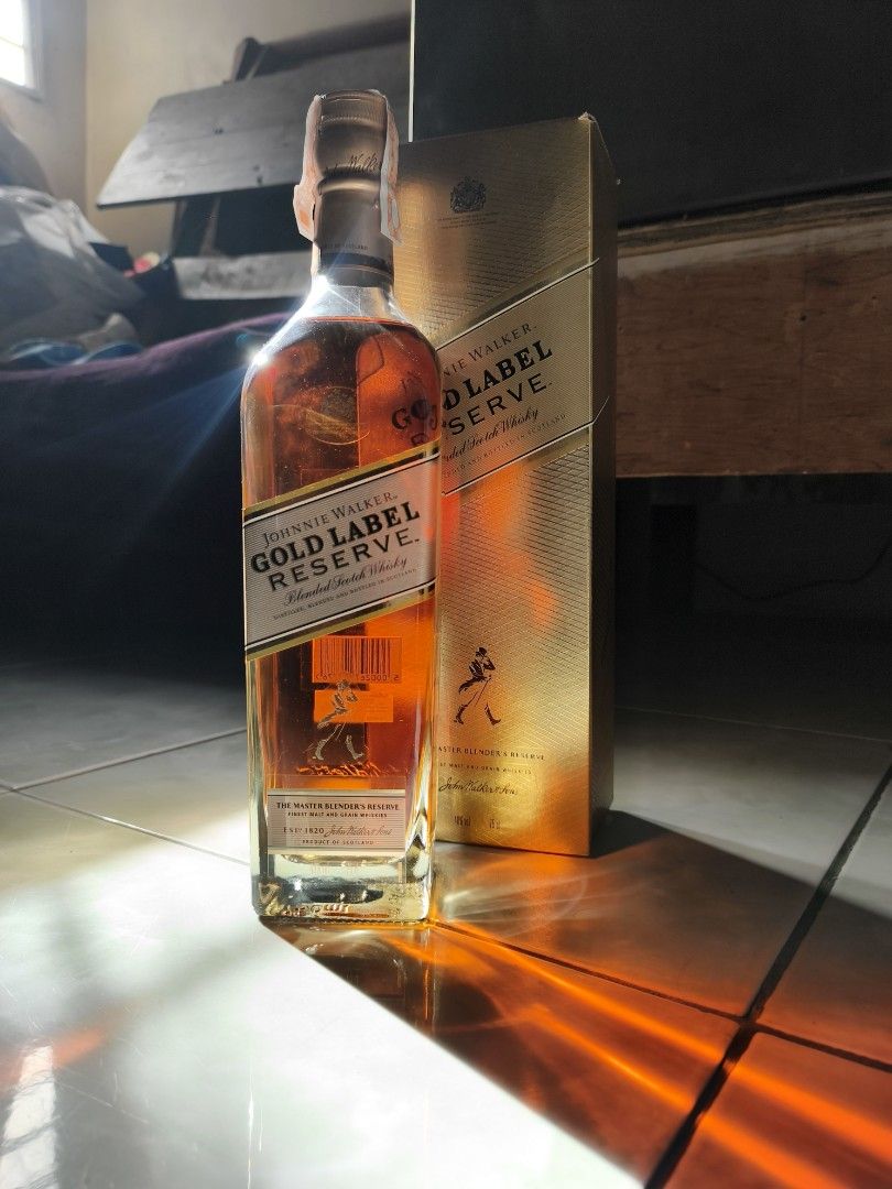 Gold Label 750 ml (Category: Beverages) located in Manila. Submitted by goldenshark_c43de2 (Listing ID 1470556739, Image 1). Description: Selling Johnny Walker Gold Label authentic pinangdidisplay lang bawas collection.