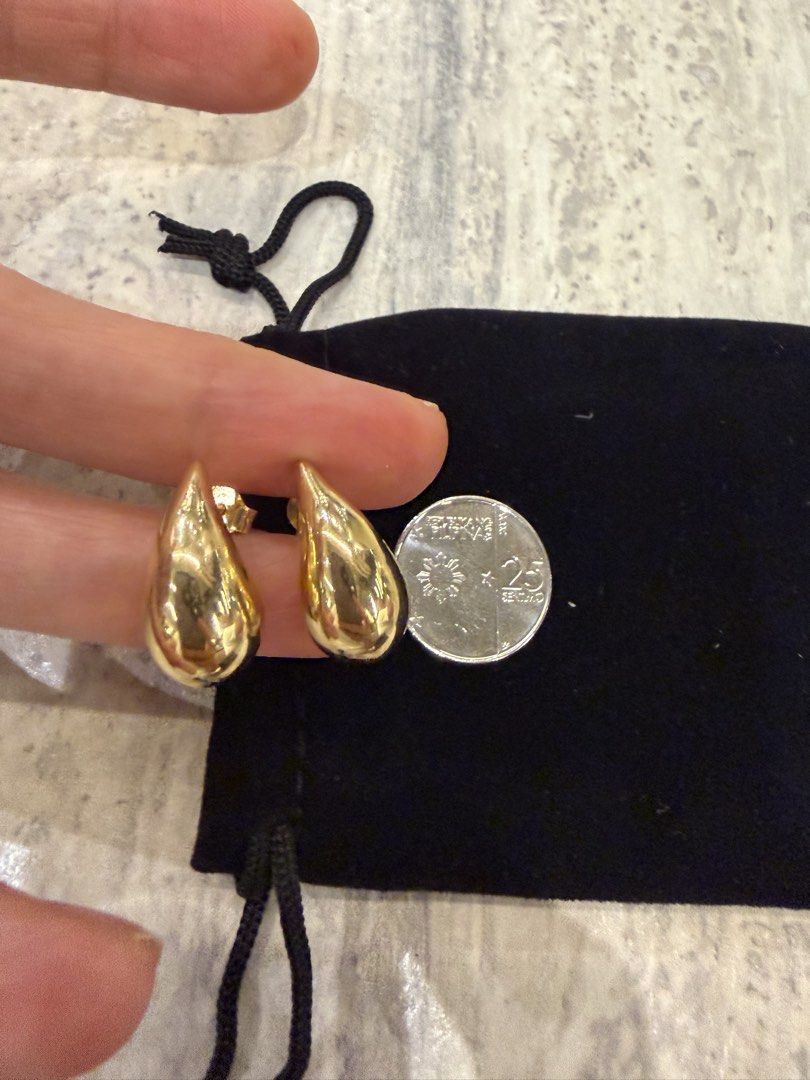 Gold teardrop earrings, 18k Yg (Category: Earrings) located in Las Pinas. Submitted by cath_mill (Listing ID 1470439568, Image 2). Description: Teardrop earrings, 18k Yg 3.2g Medium size Elevates your wardrobe, stylish Glossy, no dents Ships from Las Pinas Thank you .