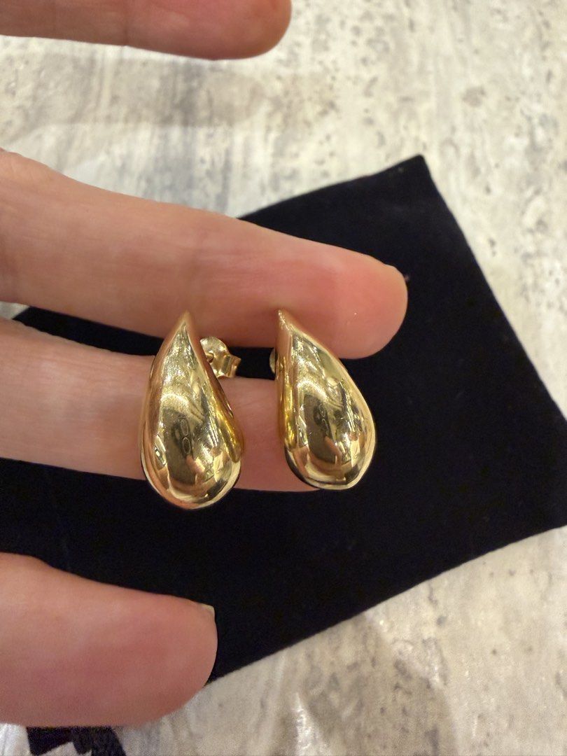 Gold teardrop earrings, 18k Yg (Category: Earrings) located in Las Pinas. Submitted by cath_mill (Listing ID 1470439568, Image 1). Description: Teardrop earrings, 18k Yg 3.2g Medium size Elevates your wardrobe, stylish Glossy, no dents Ships from Las Pinas Thank you .