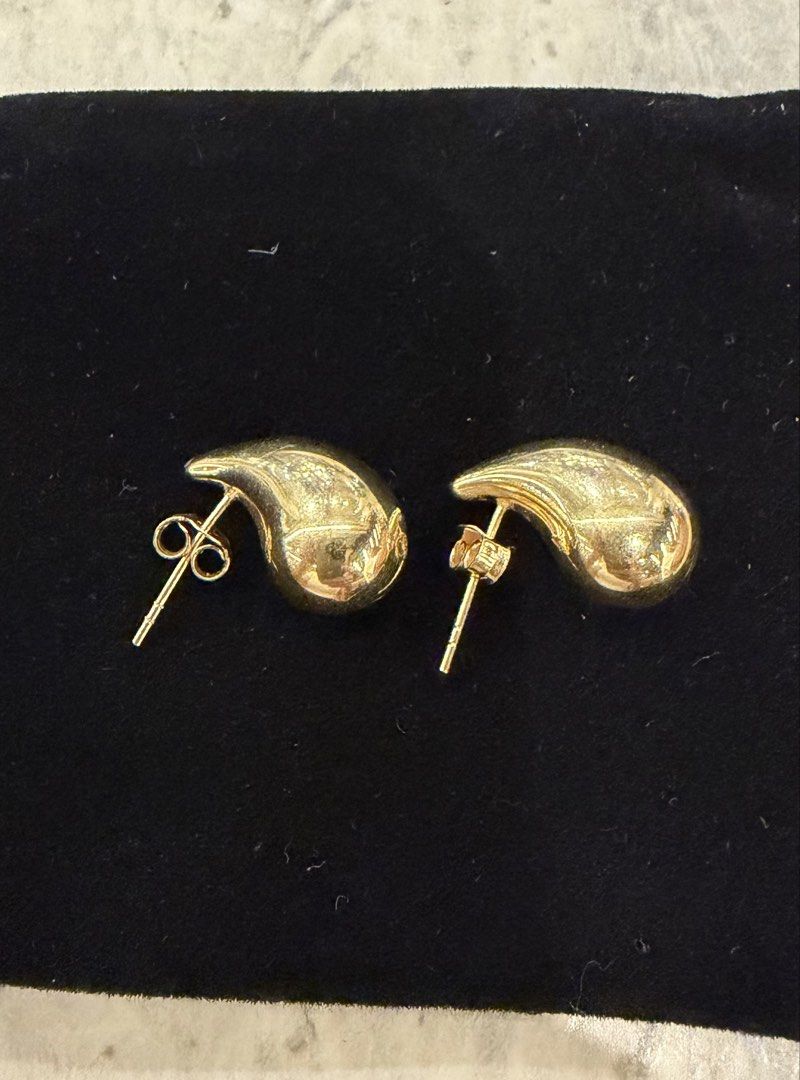 Gold teardrop earrings, 18k Yg (Category: Earrings) located in Las Pinas. Submitted by cath_mill (Listing ID 1470439568, Image 3). Description: Teardrop earrings, 18k Yg 3.2g Medium size Elevates your wardrobe, stylish Glossy, no dents Ships from Las Pinas Thank you .