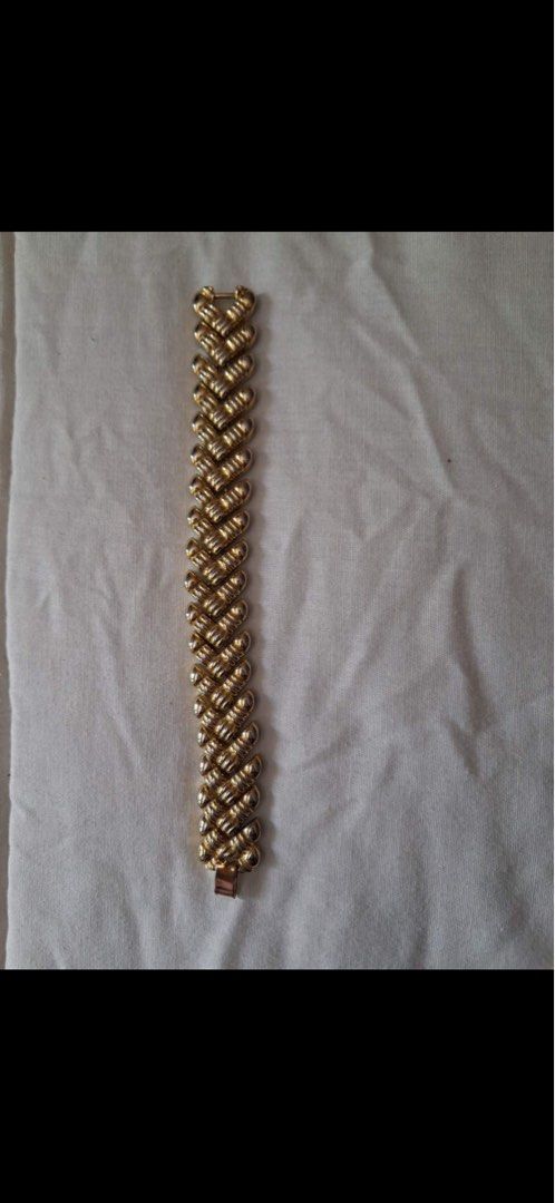 Gold Tone Textured Link Bracelet (Category: Bracelets) located in Muntinlupa City. Submitted by everythingmustgo_8475da (Listing ID 1470483649, Image 1). Description: - Style: Heavy chain link bracelet with a braided texture - Color: Gold tone - Closure: Secure clasp - Condition: Clean links throughout, ready to wear - Fit: Standard bracelet length.