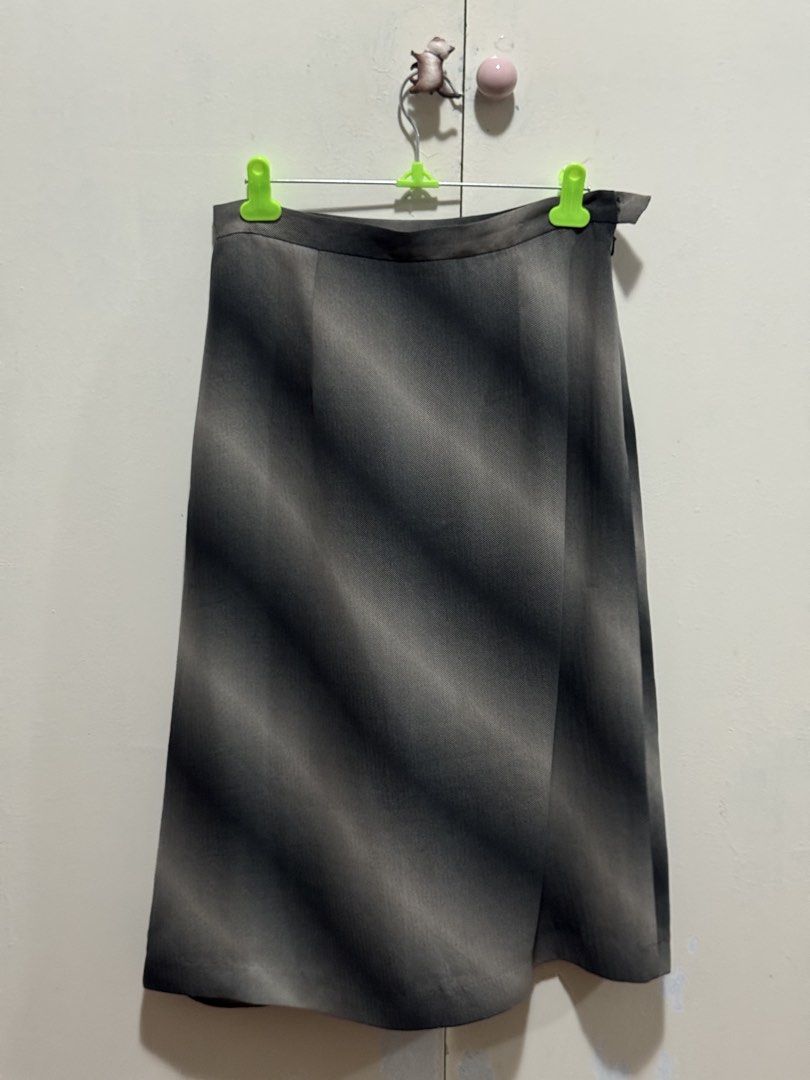 Gradient Midi Skirt Grey Black Pattern (Category: Skirts) located in Angeles City. Submitted by m1lkramen (Listing ID 1470473439, Image 1). Description: - Stylish midi skirt with a grey and black diagonal gradient pattern - Structured waistband for a clean, flattering silhouette - Below-the-knee length - Versatile design easily pairs with crop tops or basic tees - Perfect for casual outings or office wear ⊹₊˚‧︵‿₊⊱·✶·⊰₊‿︵‧˚₊⊹ waist: 24in length: 2