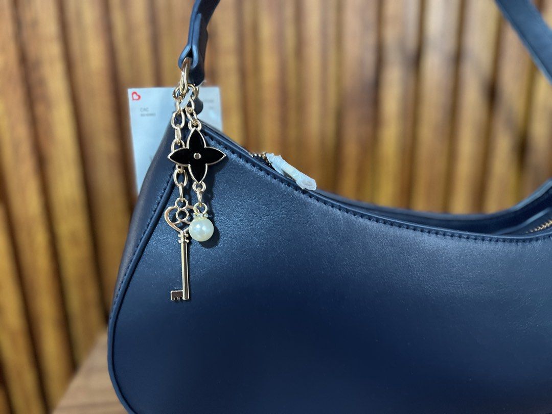 Gramercy Shoulder bag (Category: Shoulder Bags) located in Cabanatuan. Submitted by hellorhea (Listing ID 1470433323, Image 3). Description: Brand new fresh from the US.
