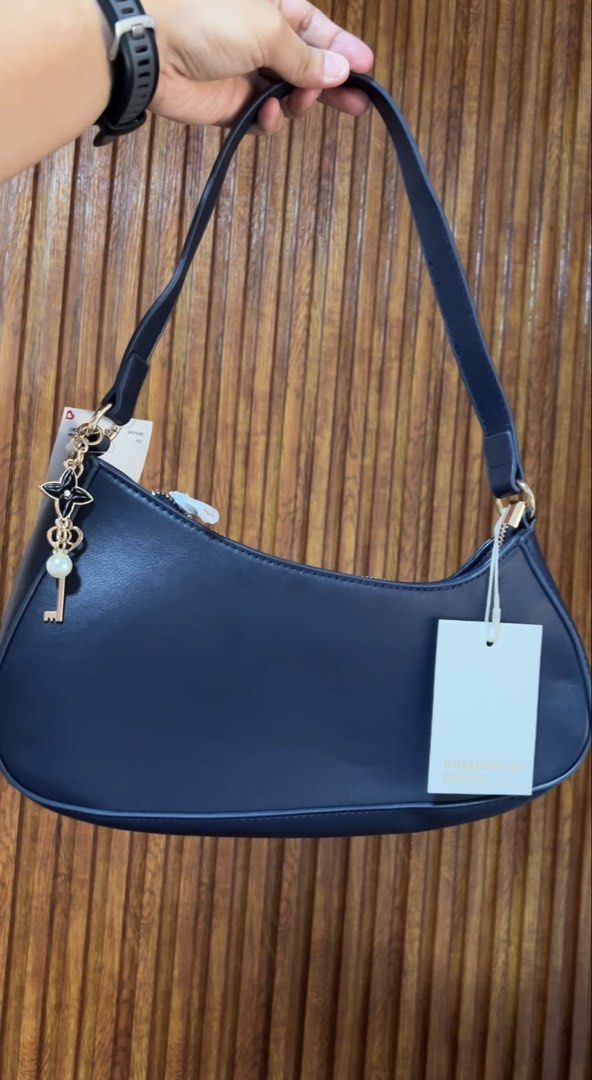 Gramercy Shoulder bag (Category: Shoulder Bags) located in Cabanatuan. Submitted by hellorhea (Listing ID 1470433323, Image 1). Description: Brand new fresh from the US.