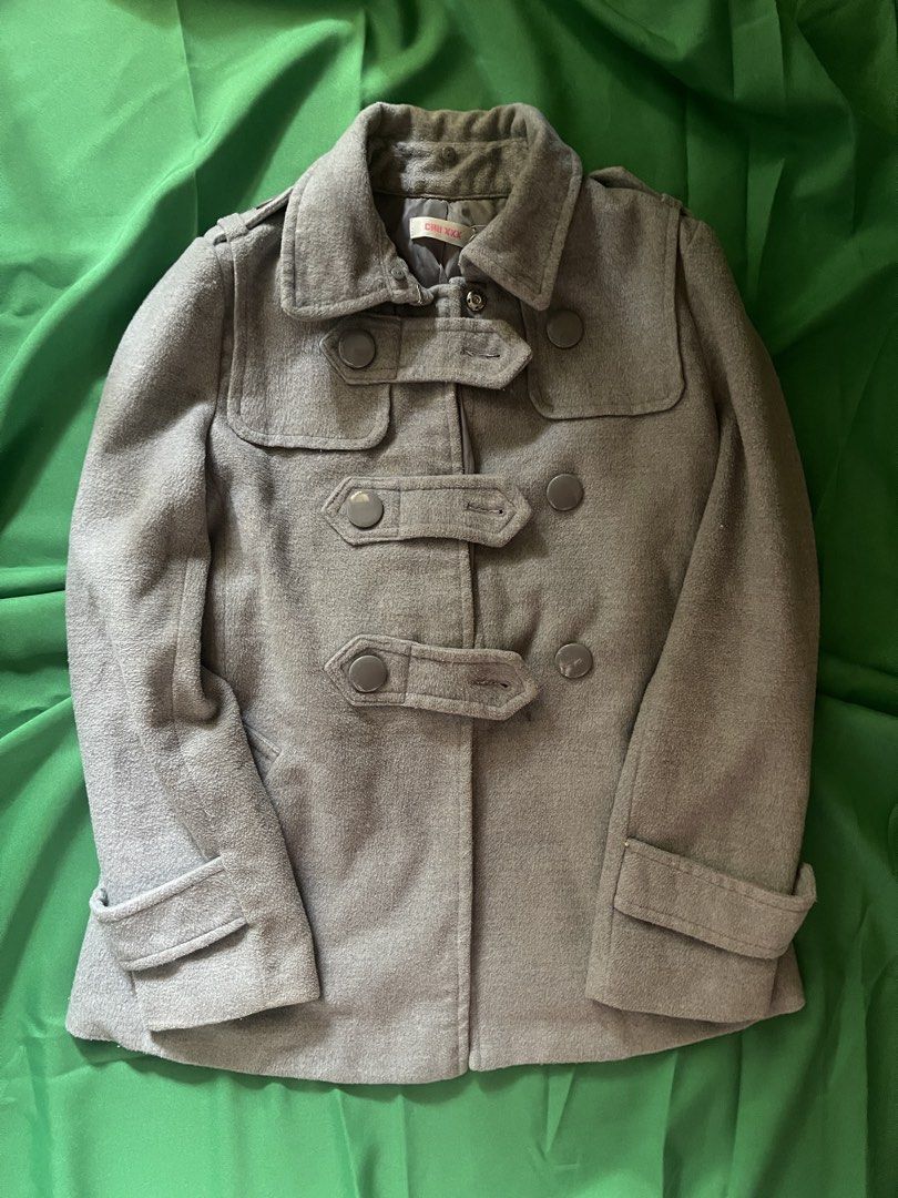 Gray winter coat (Category: Coats, Jackets and Outerwear) located in Manila. Submitted by staerinight (Listing ID 1470502489, Image 1). Description: S-semi large .